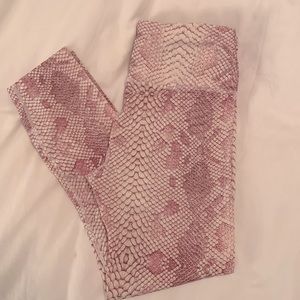 Varley pink snakeskin crops
